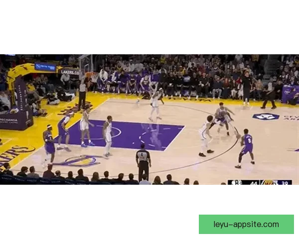 NBA历史首次父子连线 詹姆斯传球布朗尼外线三分命中